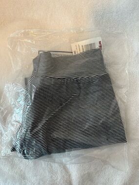 Hot Topic Black and White Striped leggings